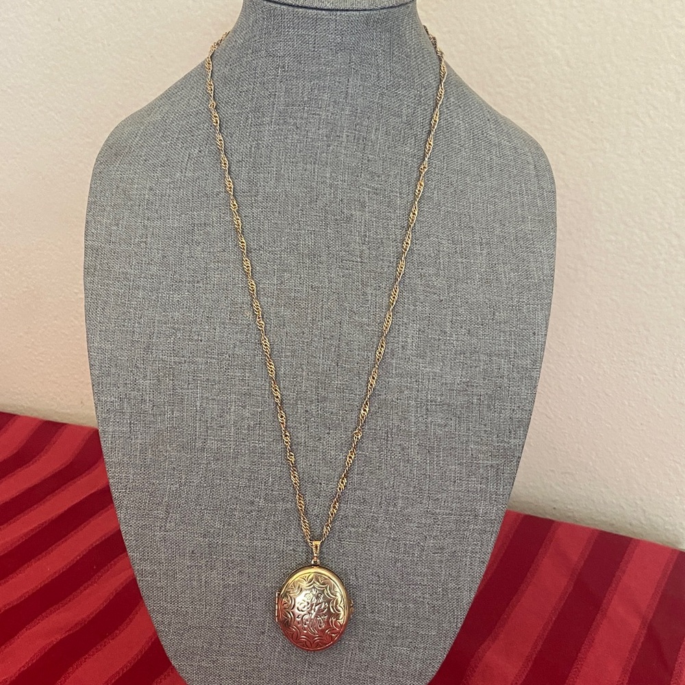 Vintage Gold Tone Pendant Locket & Chain Necklace - Picture 3 of 10